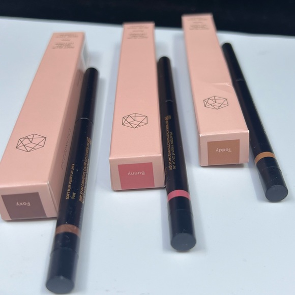EM Cosmetics Soft Blur Velvet Lip Liner FOXY BUNNY or TEDDY .009oz / 0.27g NIB - Picture 3 of 15